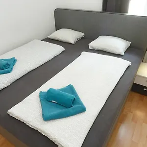 In Near Schoenbrunn & Westbahnhof - Keyless Check-in Wenen